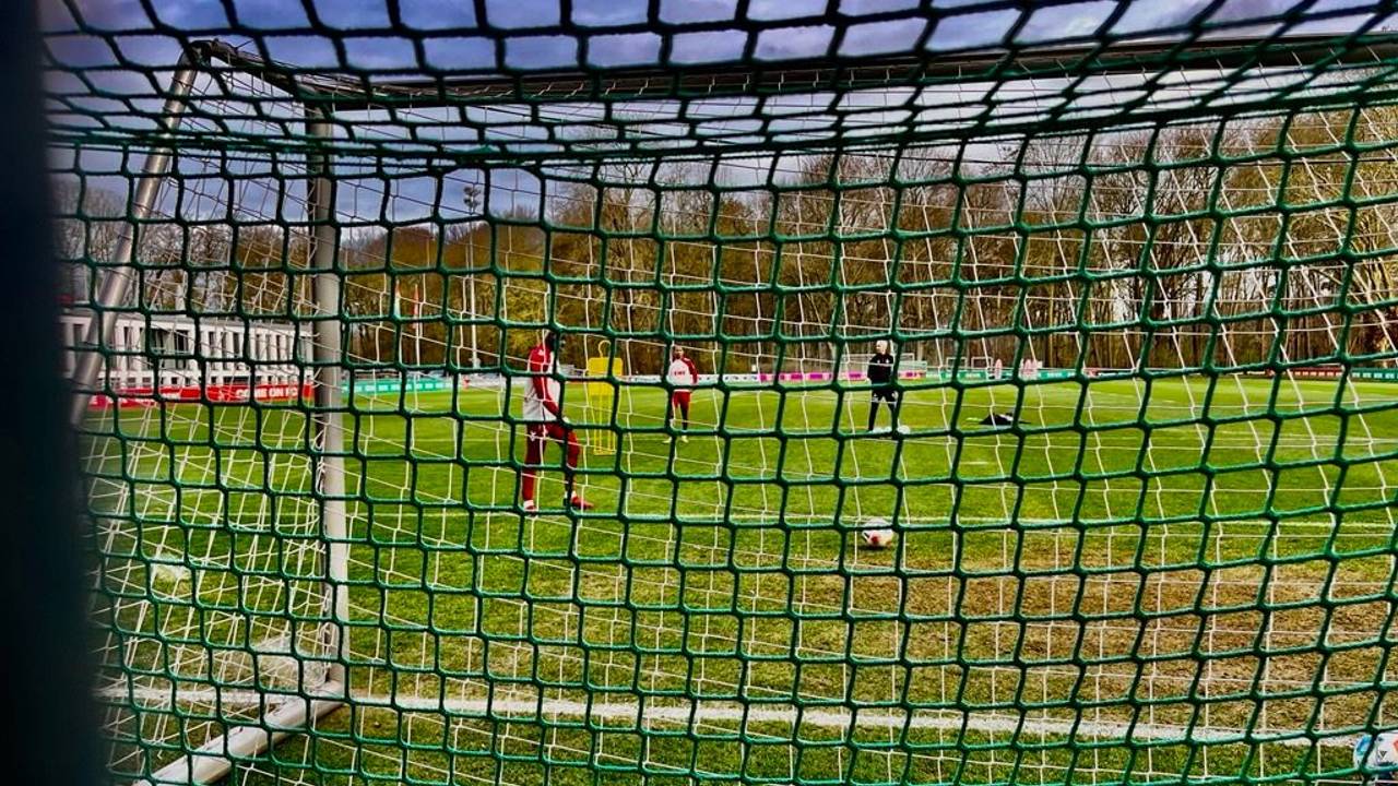 Sondereinheit von Youssoupha Niang und Ragnar Ache am Geißbockheim.
