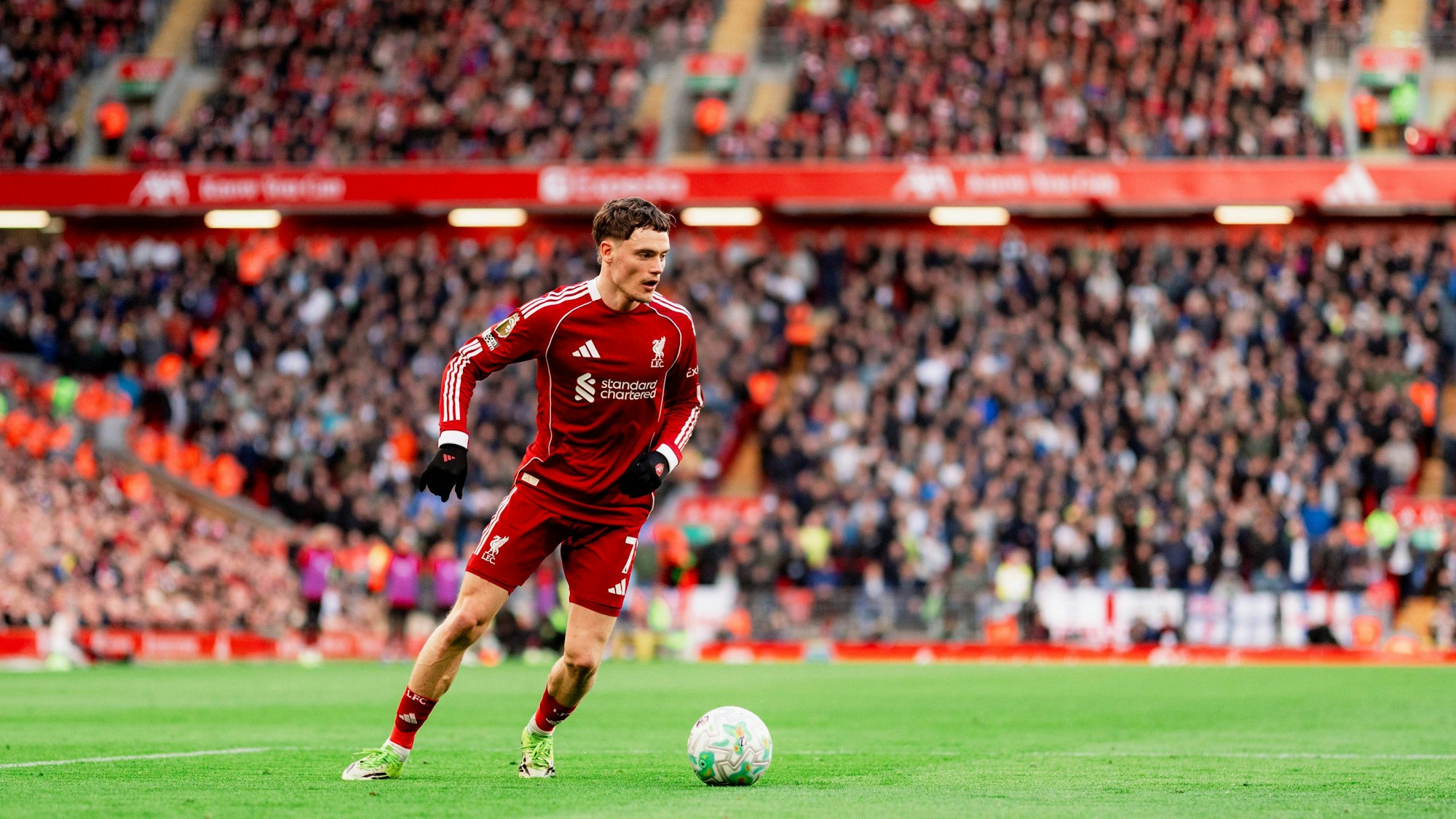 Florian Wirtz mit Ball in Aktion.