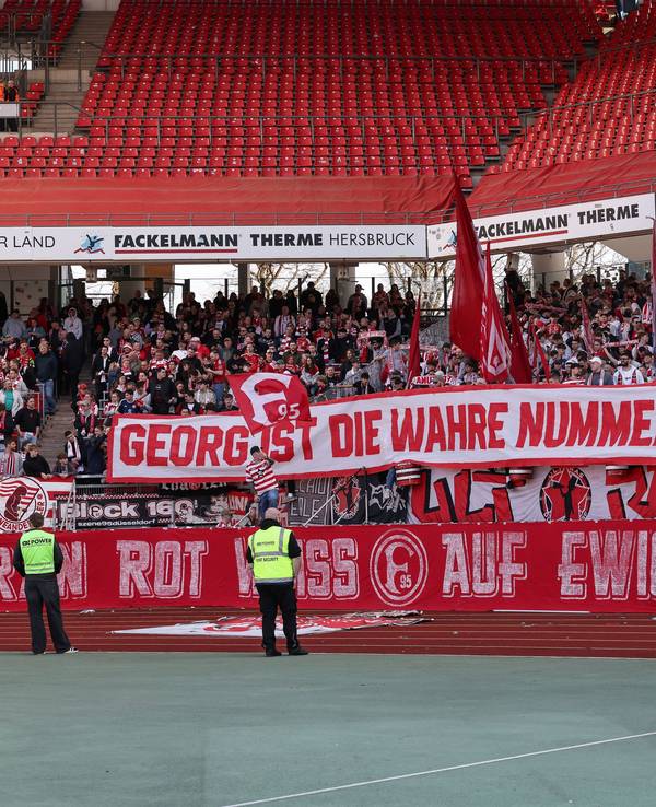 Fans von Fortuna Düsseldorf erinnern nach dem Spiel am 7. März mit einem Spruchband „Georg ist die wahre Nummer 1 - mach et jot!“ an den verstorbenen Düsseldorfer Torwart Georg Koch.