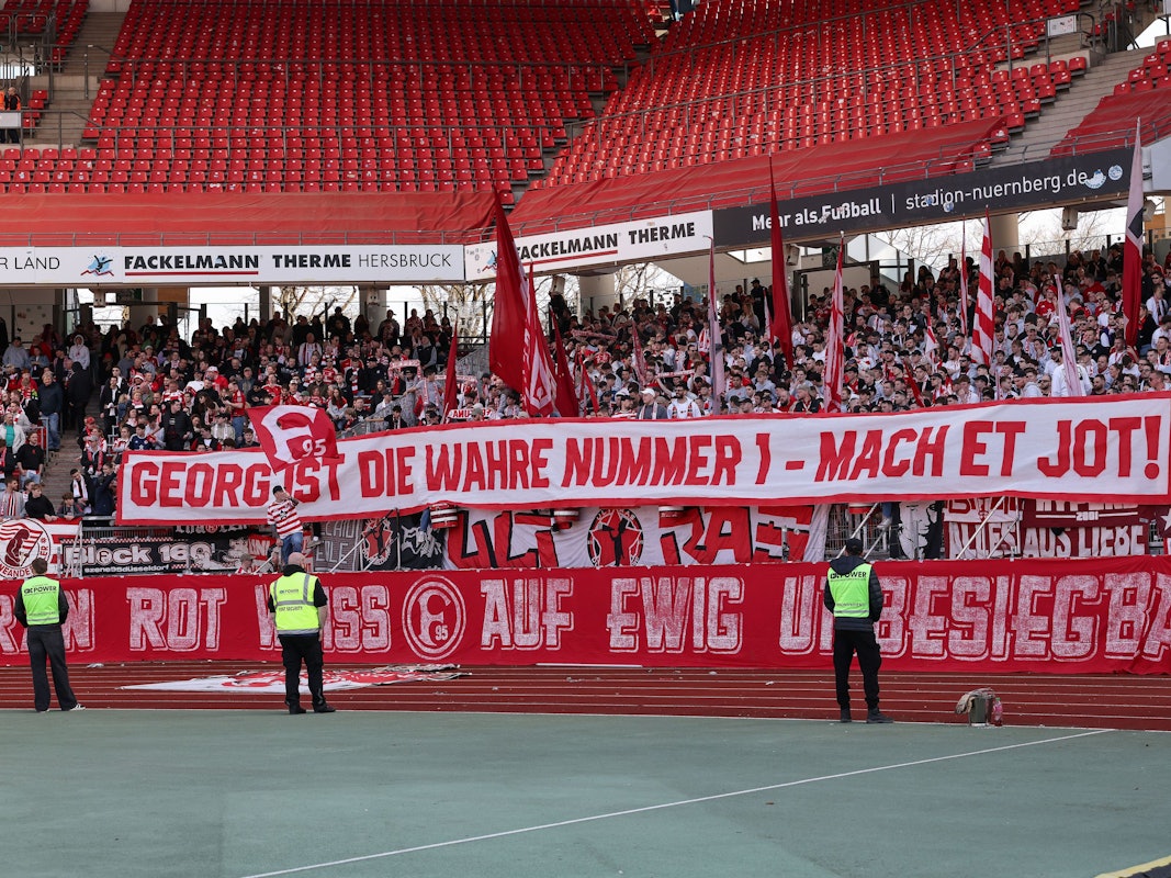 Fans von Fortuna Düsseldorf erinnern nach dem Spiel am 7. März mit einem Spruchband „Georg ist die wahre Nummer 1 - mach et jot!“ an den verstorbenen Düsseldorfer Torwart Georg Koch.