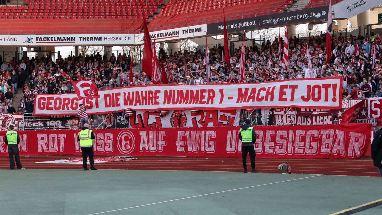 Fans von Fortuna Düsseldorf erinnern nach dem Spiel am 7. März mit einem Spruchband „Georg ist die wahre Nummer 1 - mach et jot!“ an den verstorbenen Düsseldorfer Torwart Georg Koch.