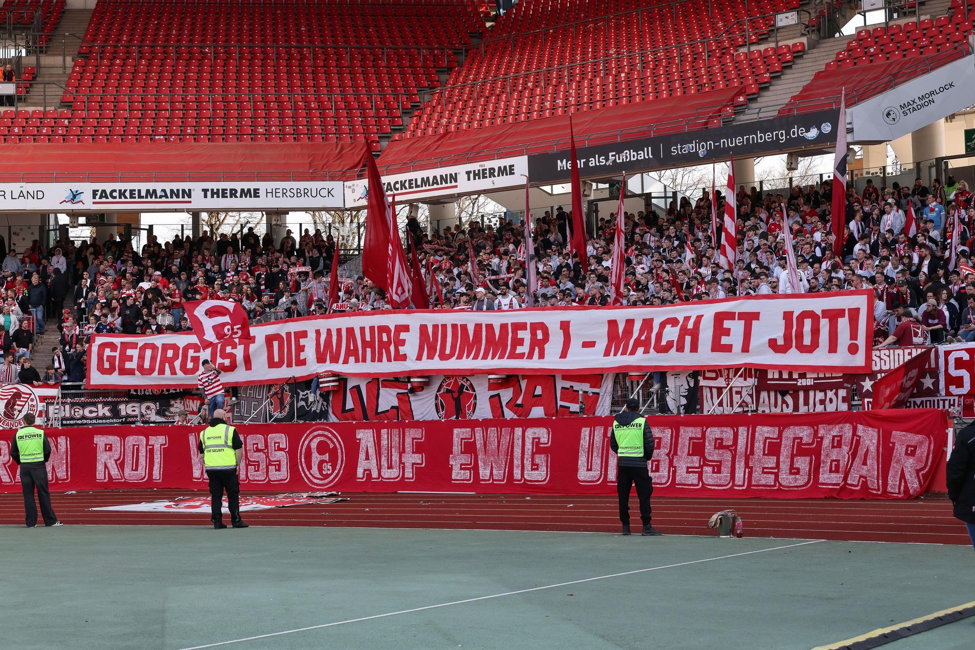 Fans von Fortuna Düsseldorf erinnern nach dem Spiel am 7. März mit einem Spruchband „Georg ist die wahre Nummer 1 - mach et jot!“ an den verstorbenen Düsseldorfer Torwart Georg Koch.