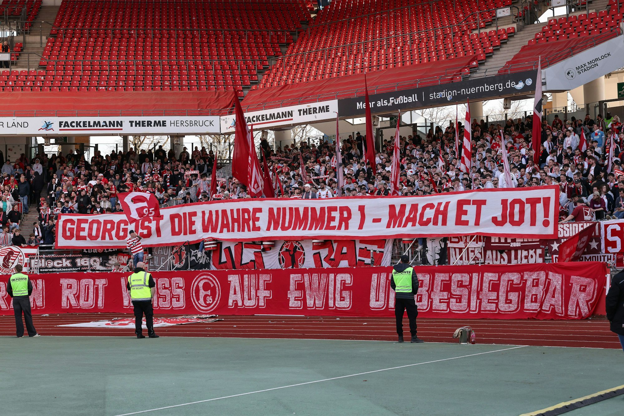 Fans von Fortuna Düsseldorf erinnern nach dem Spiel am 7. März mit einem Spruchband „Georg ist die wahre Nummer 1 - mach et jot!“ an den verstorbenen Düsseldorfer Torwart Georg Koch.