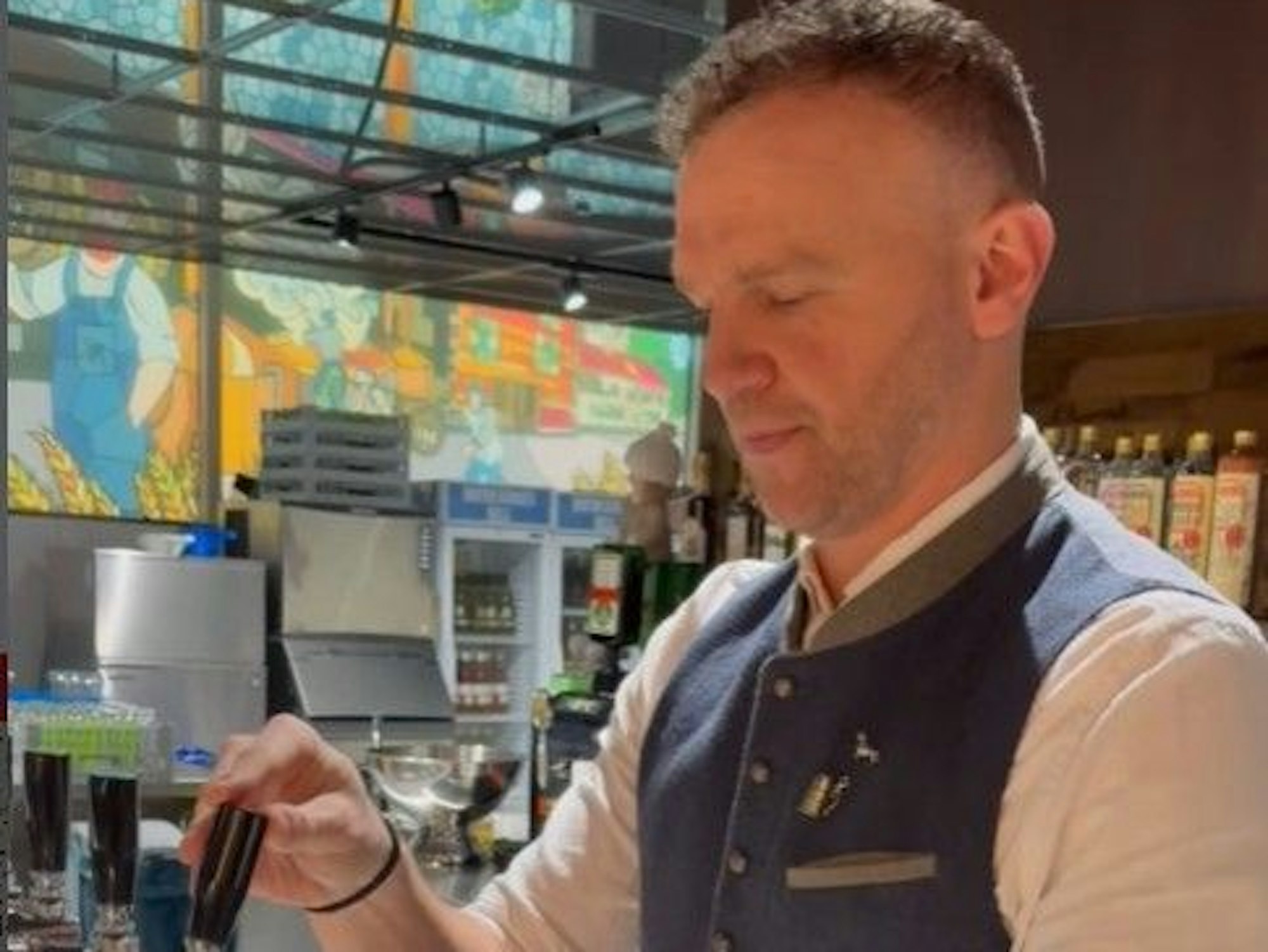 Sascha Dum zapft ein Bier.