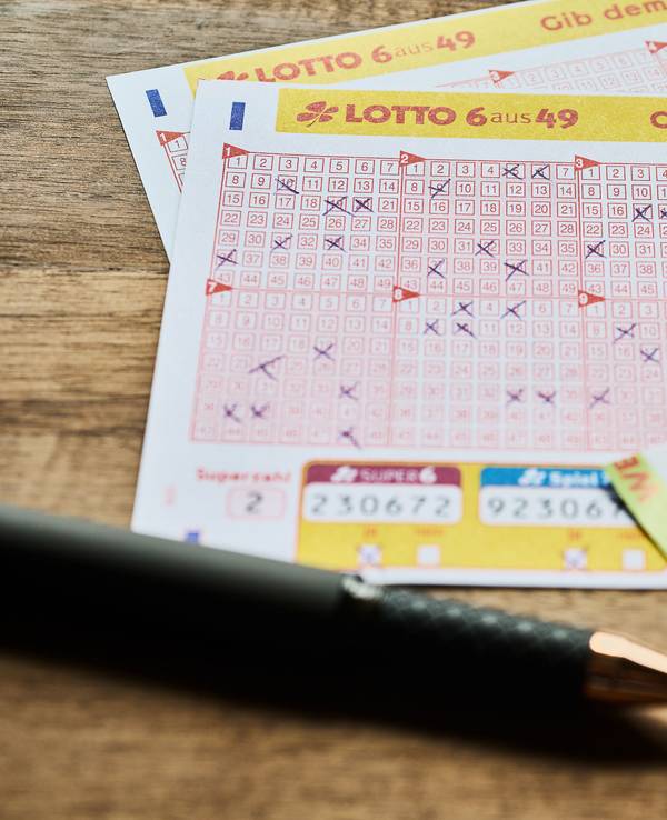 Bei der Ziehung von LOTTO 6aus49 am kommenden Mittwoch (18. März) wartet ein Jackpot von rund 38 Millionen Euro. Spielaufträge können noch bequem abgegeben werden – in den WestLotto-Annahmestellen in Nordrhein-Westfalen, in der WestLotto-App oder online unter www.westlotto.de.