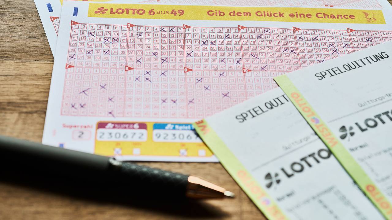 Bei der Ziehung von LOTTO 6aus49 am kommenden Mittwoch (18. März) wartet ein Jackpot von rund 38 Millionen Euro. Spielaufträge können noch bequem abgegeben werden – in den WestLotto-Annahmestellen in Nordrhein-Westfalen, in der WestLotto-App oder online unter www.westlotto.de.
