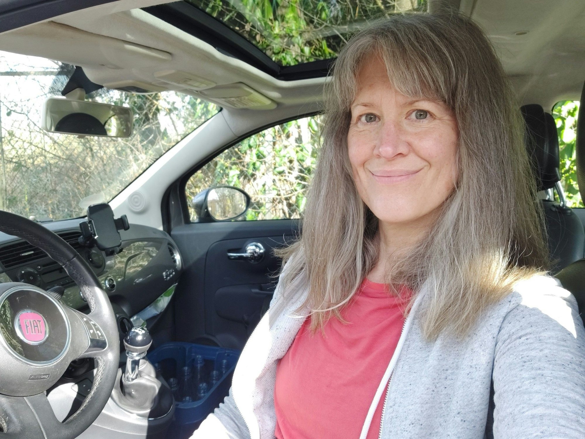 Eine Frau sitzt am Steuer eines Autos.