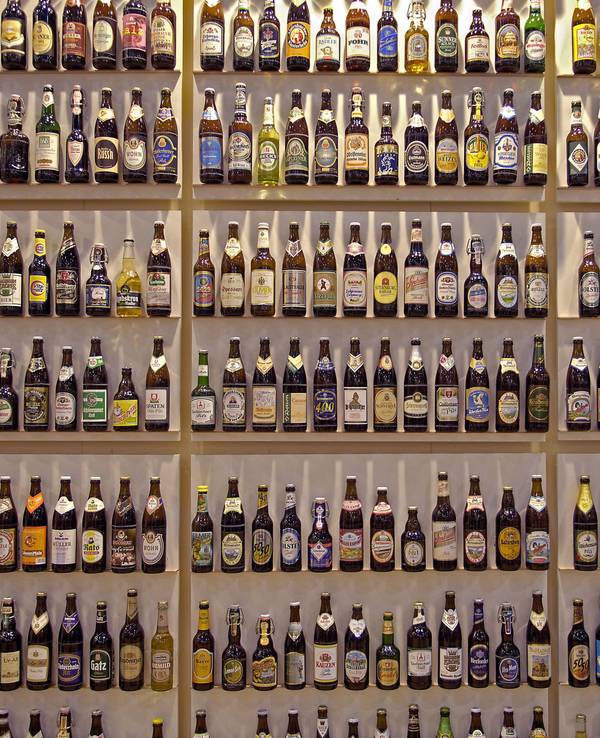 Ein Regal mit Biersorten.