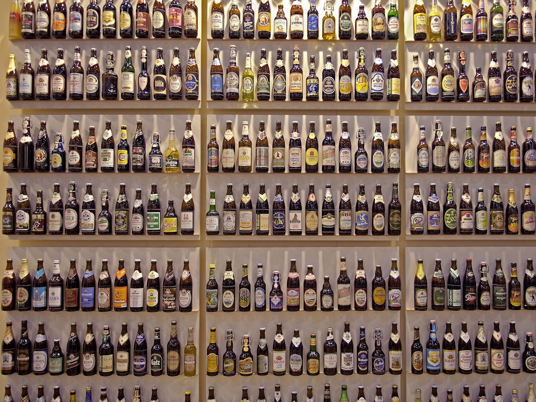 Bierflaschen in einem Regal.