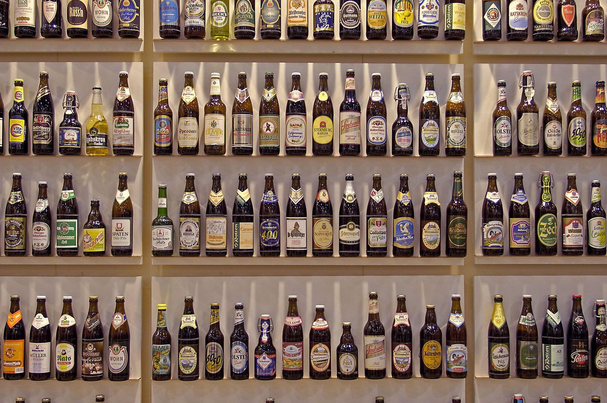 Bierflaschen in einem Regal.