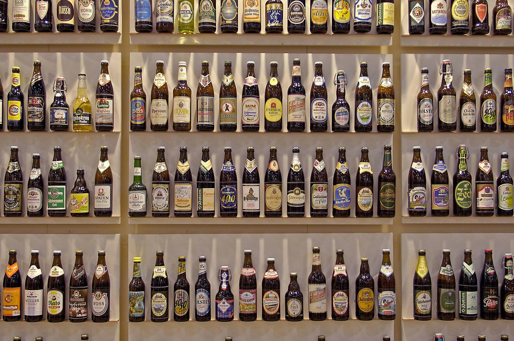 Bierflaschen in einem Regal.