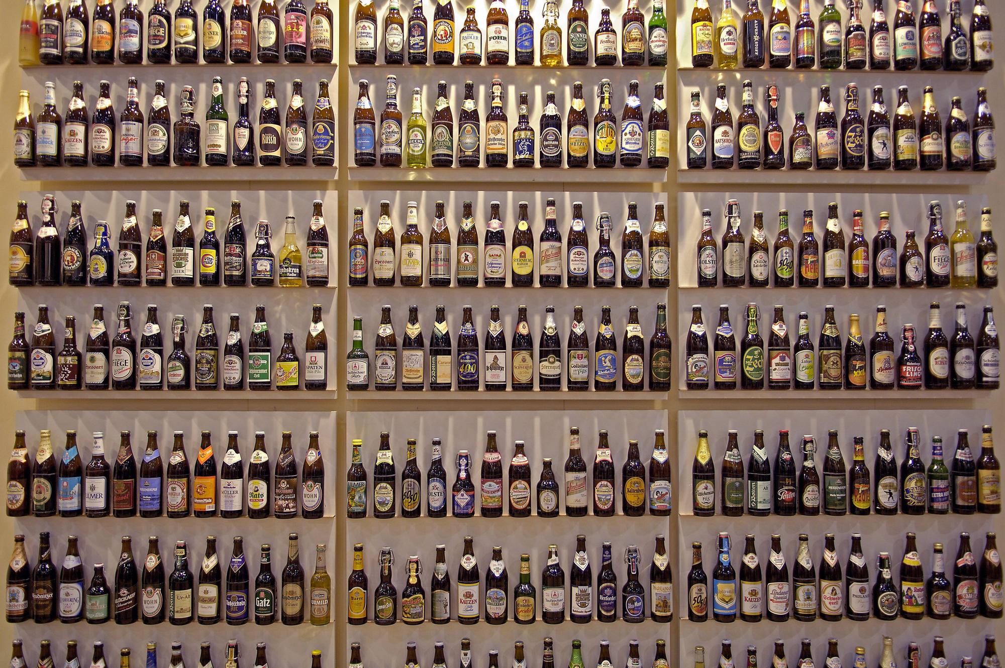 Ein Regal mit Biersorten.