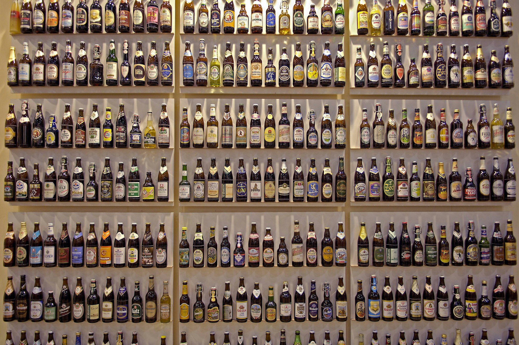 Ein Regal mit Biersorten.