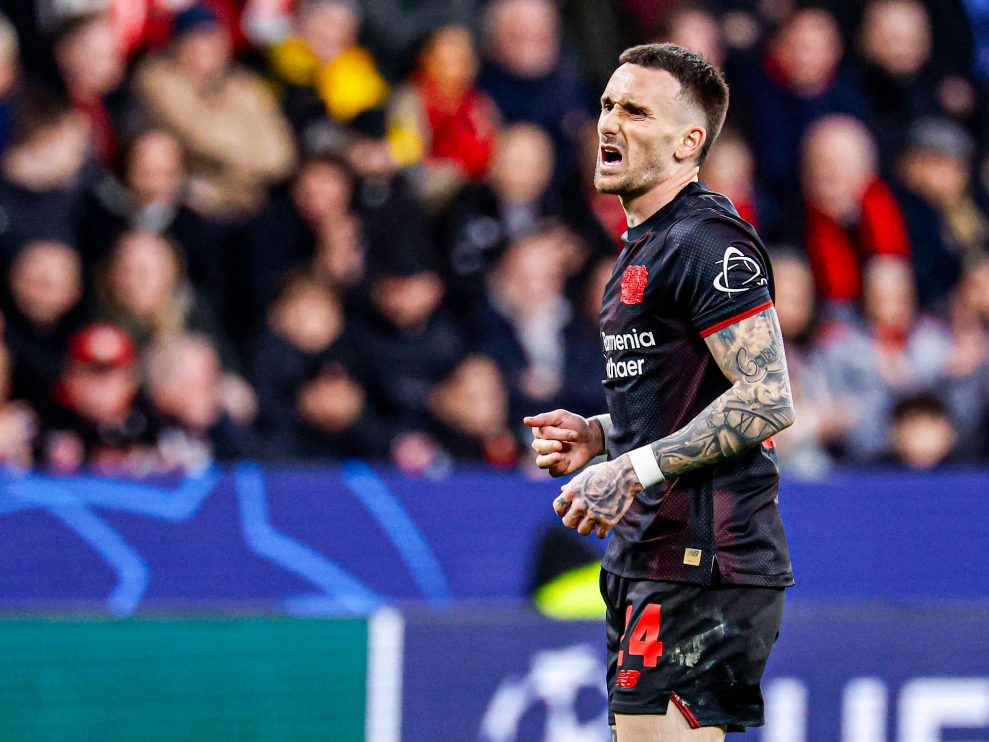 Aleix Garcia ärgert sich auf dem Spielfeld.