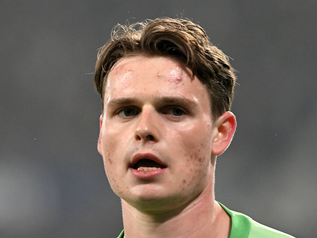 Jonas Urbig schaut in die Kamera.