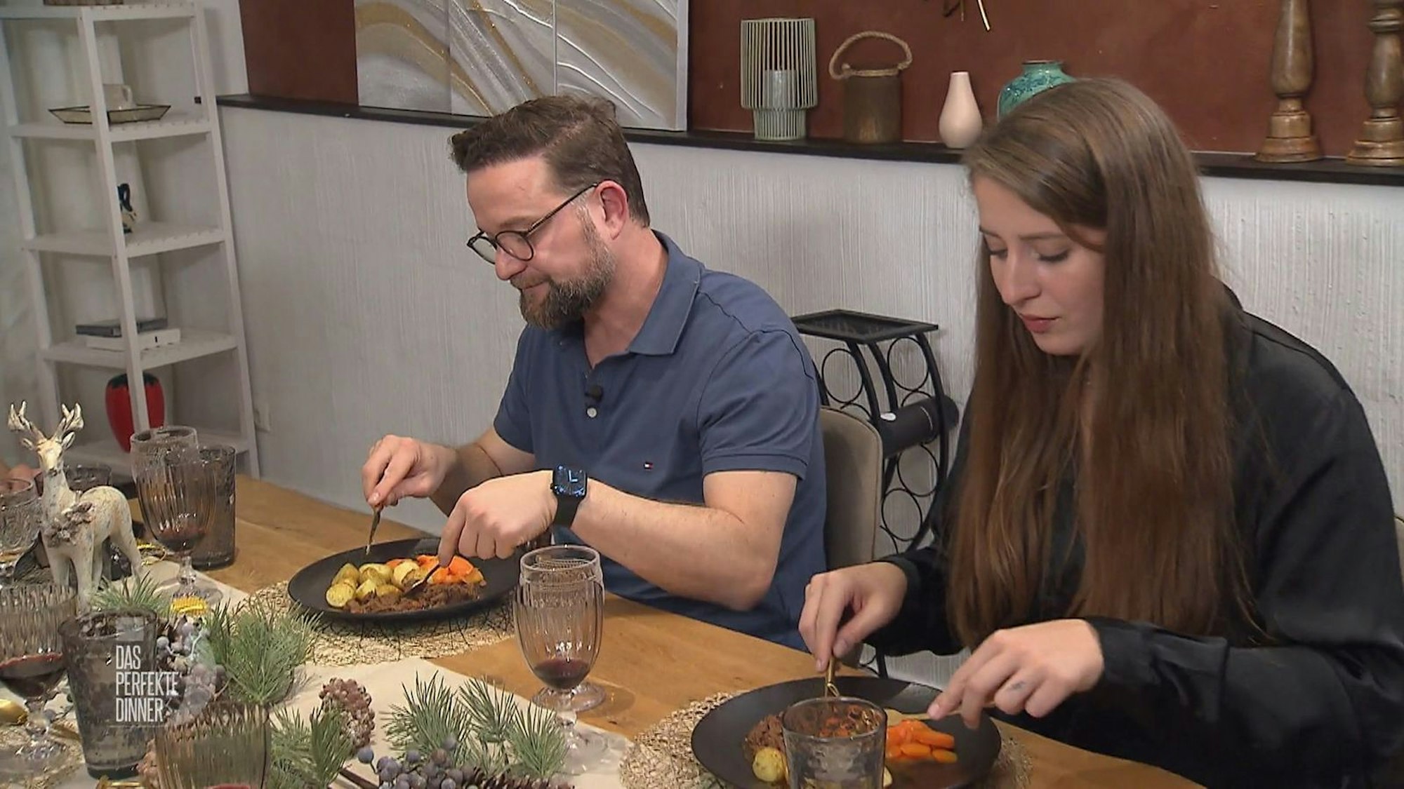 Alina stellt beim Hauptgang fest: Wild schmeckt!
(Bild: RTL)