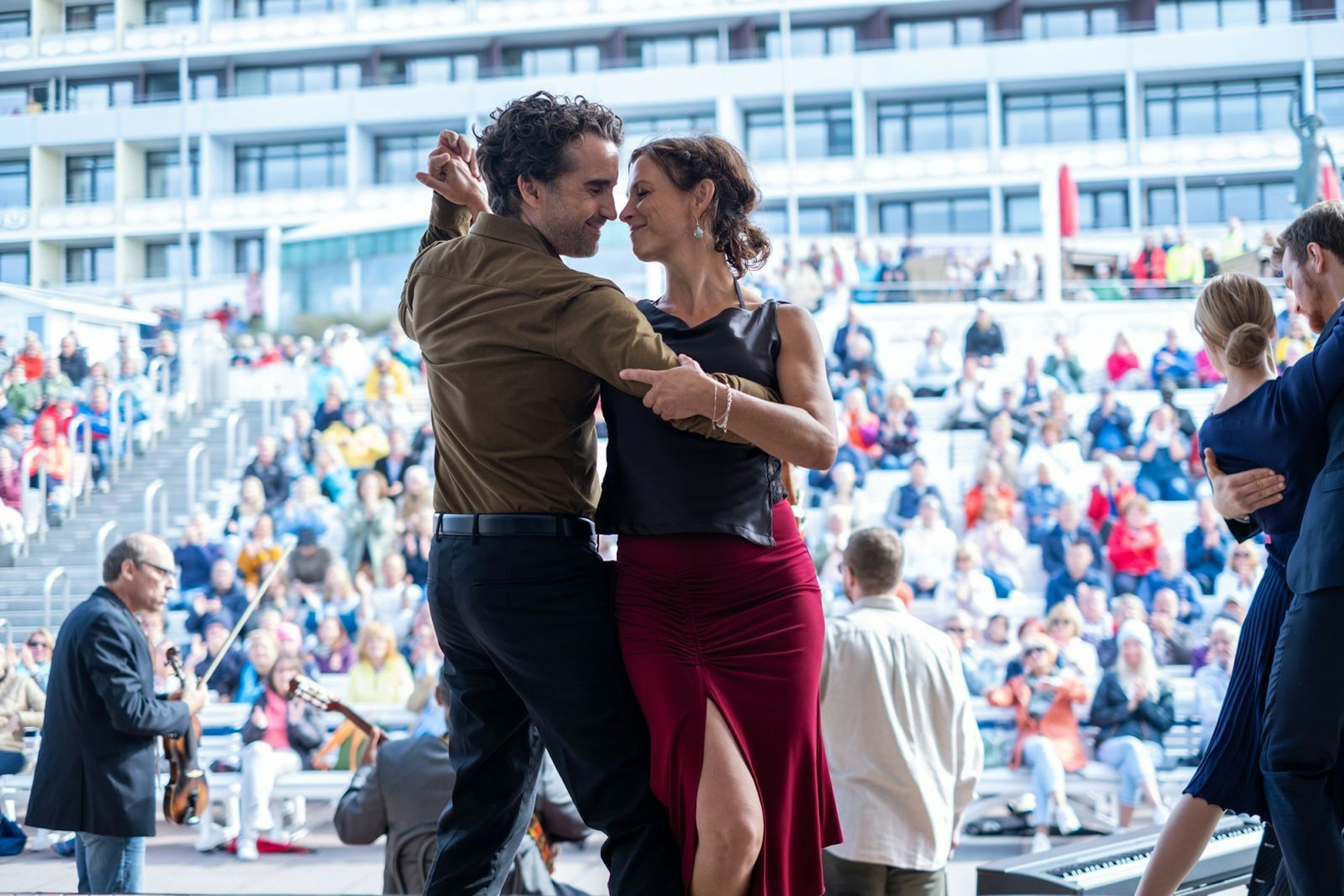 Feuriger Tanz auf großer Bühne: Ina Behrendsen (Julia Brendler) und Hinnerk Feldmann (Oliver Wnuk) lieferten vor Publikum eine tolle Tango-Vorstellung ab. Bedauerlicherweise wurde das Event durch einen Todesfall unterbrochen. (Bild: ZDF / Manju Sawhney)