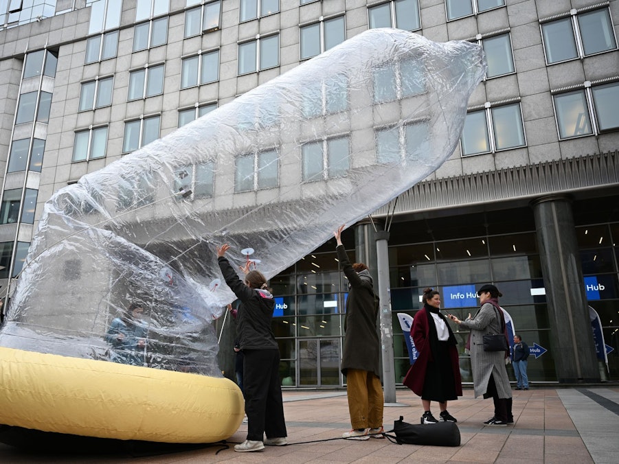 Kondom vor dem EU-Parlament