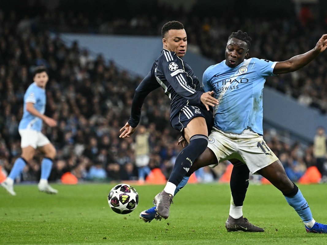 Jeremy Doku (r.) und Kylian Mbappé im Zweikampf um den Ball.