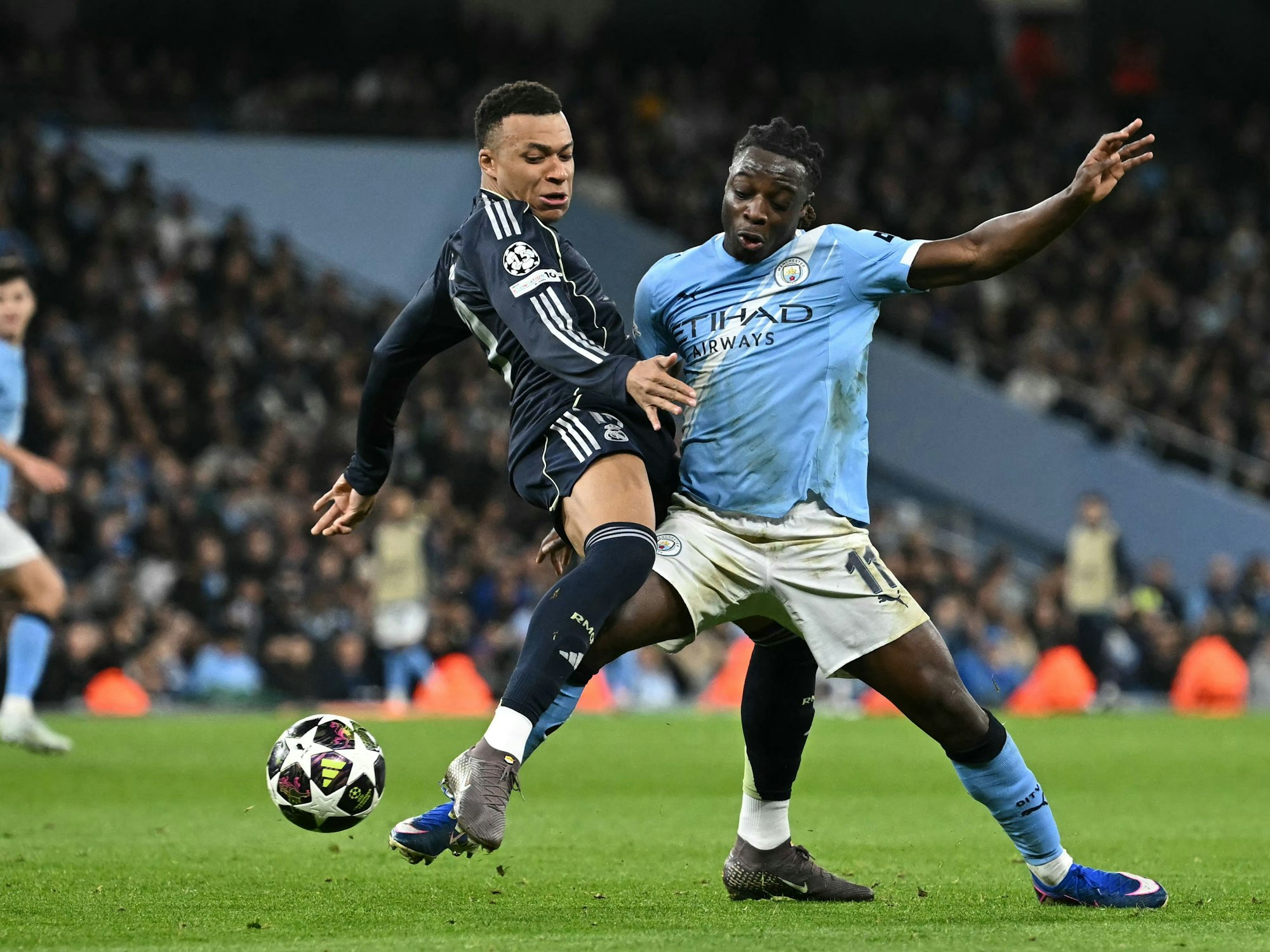 Jeremy Doku (r.) und Kylian Mbappé im Zweikampf um den Ball.