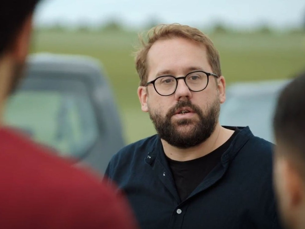 Paul Ronzheimer testet in der SAT.1-Doku „Wie geht's, Deutschland? - Migrations-Wende“ die deutschen Grenzen. (Bild: Joyn)