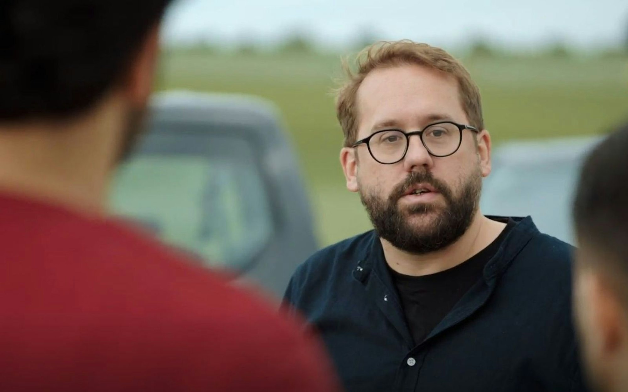 Paul Ronzheimer testet in der SAT.1-Doku „Wie geht's, Deutschland? - Migrations-Wende“ die deutschen Grenzen. (Bild: Joyn)