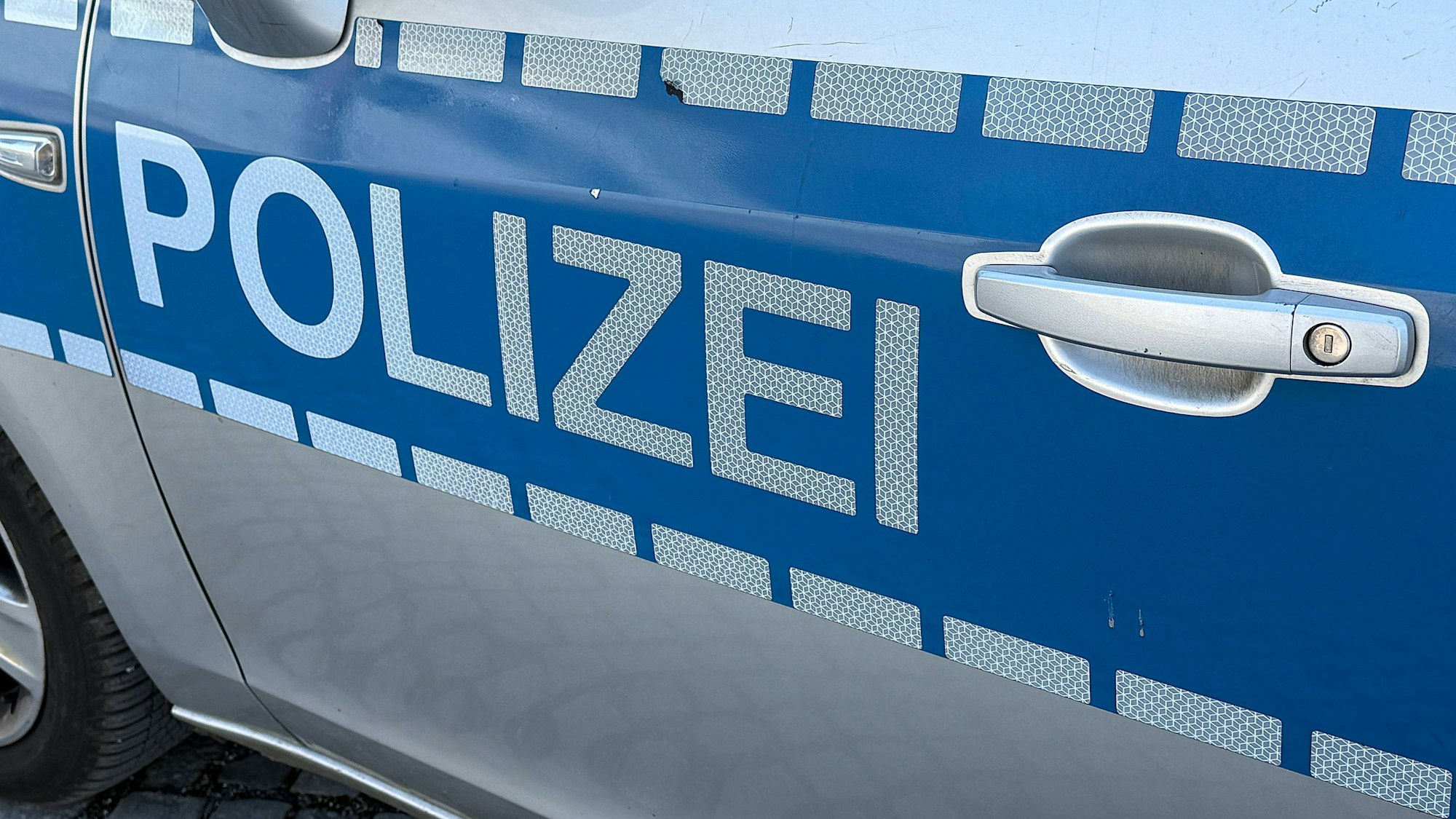 Polizei Aufschrift auf Polizeiauto