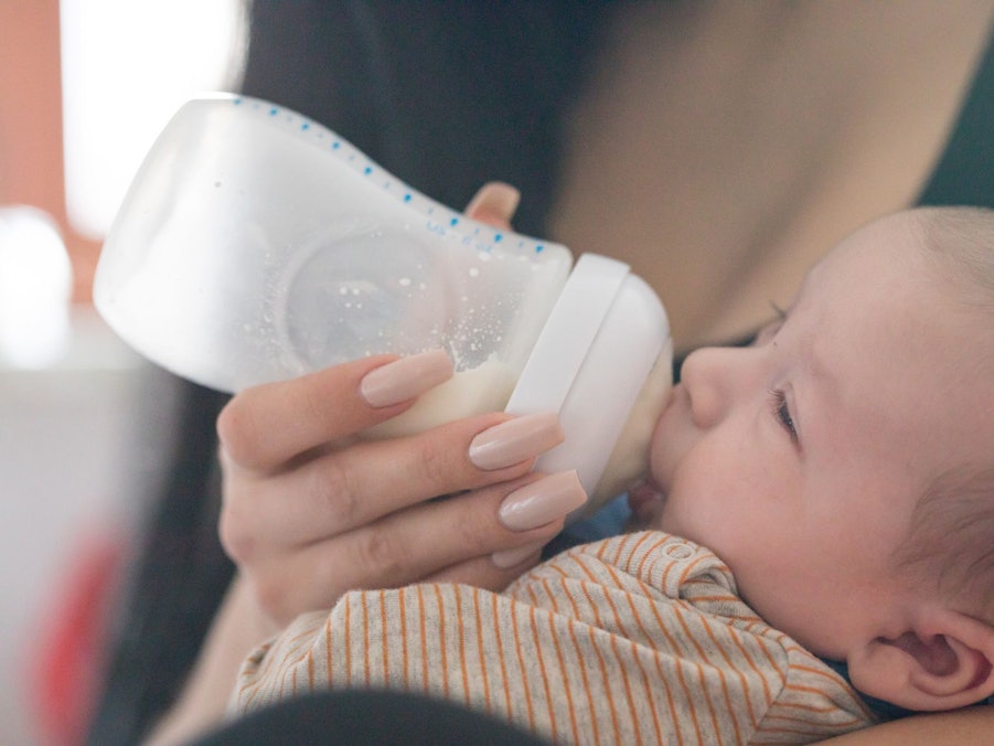 Mutter gibt ihrem Baby das Fläschchen