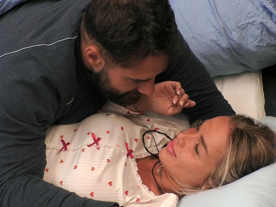 Endlich kann Aleks Petrovic Emmy Russ mit gutem Gewissen küssen. (Bild: RTLZWEI)