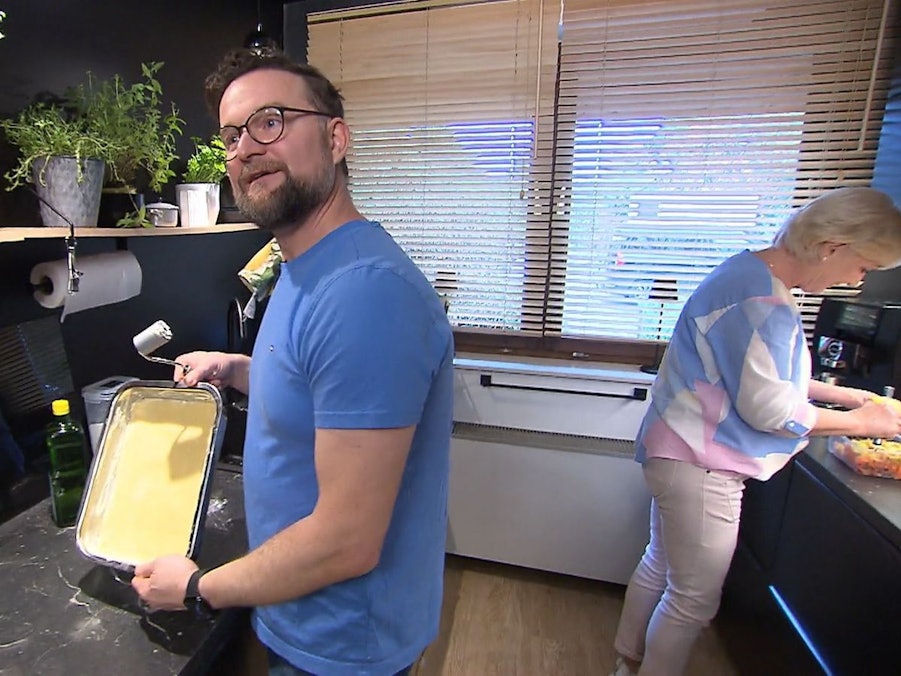 Während Mama Nora fleißig Gemüse schnibbelt, freut sich Robert über den schön gelungenen Käsekuchenboden.
(Bild: RTL)