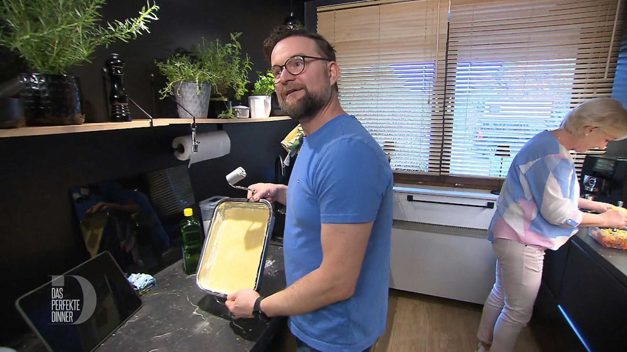 Während Mama Nora fleißig Gemüse schnibbelt, freut sich Robert über den schön gelungenen Käsekuchenboden.
(Bild: RTL)