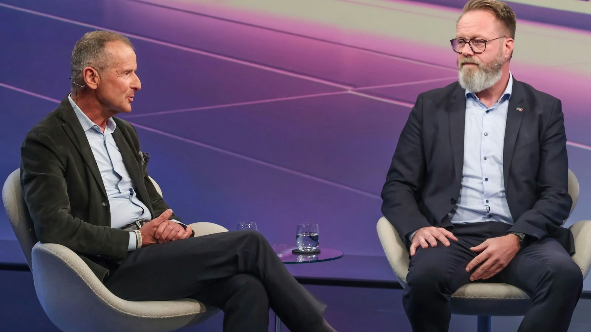 Herbert Diess (links) und Claus Ruhe Madsen sind sich einig, dass Deutschland innovationsfreundlicher werden müsse. (Bild: WDR / Oliver Ziebe)