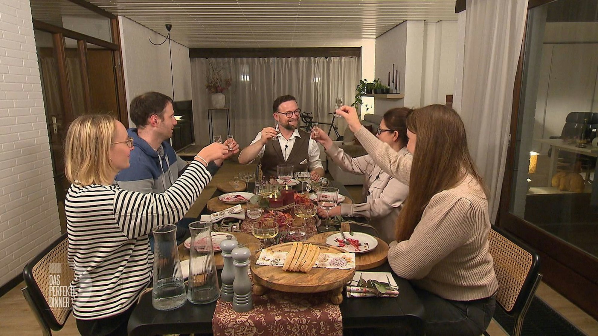 Der deutsch-polnische Abend endet mit einem Wodka.
(Bild: RTL)