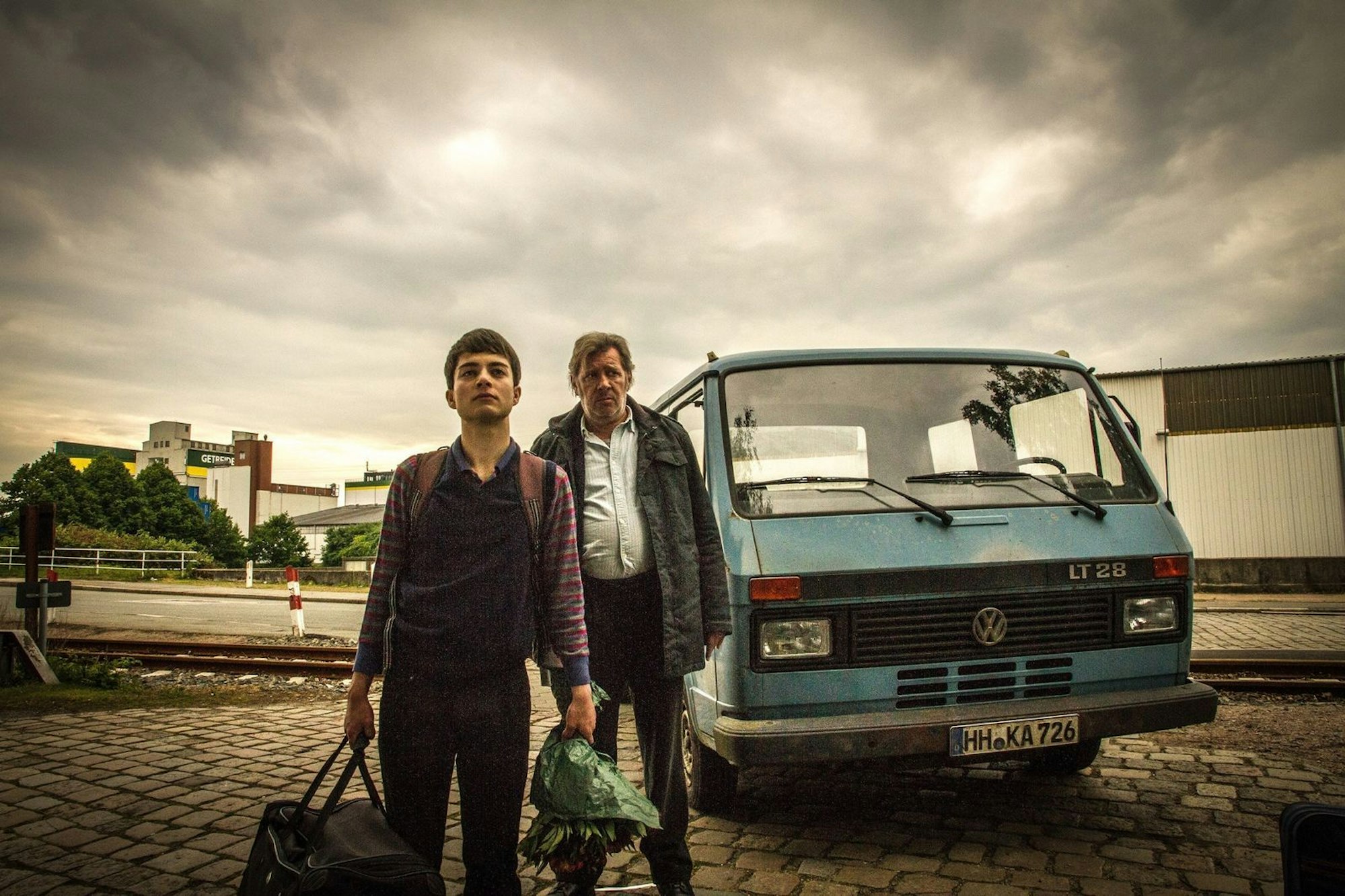 Unter düsteren Himmeln: Harald (Jan Fedder, rechts) nimmt den traumatisierten Arne (Max Hegewald) in seiner Familie auf. (Bild: ZDF/NDR/Hannes Hubach)