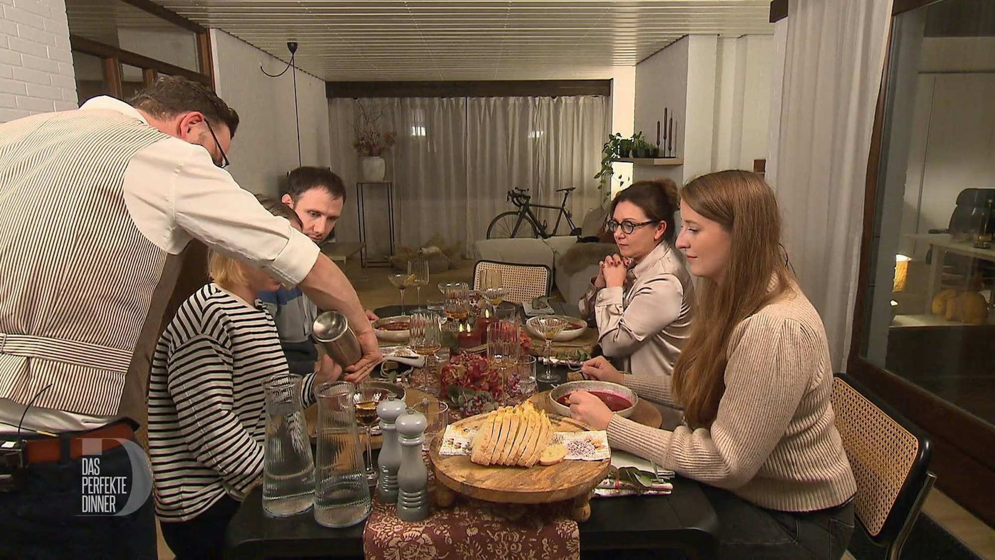 Am Tisch bekommen (von links) Radost, Eugenio, Lilia und Alina von Robert einen Klecks Meerrettichschaum in die Suppe gesprüht.
(Bild: RTL)