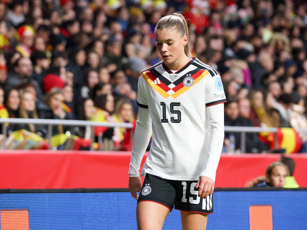 Selina Cerci nach einer Auswechselung bei der deutschen Nationalmannschaft.