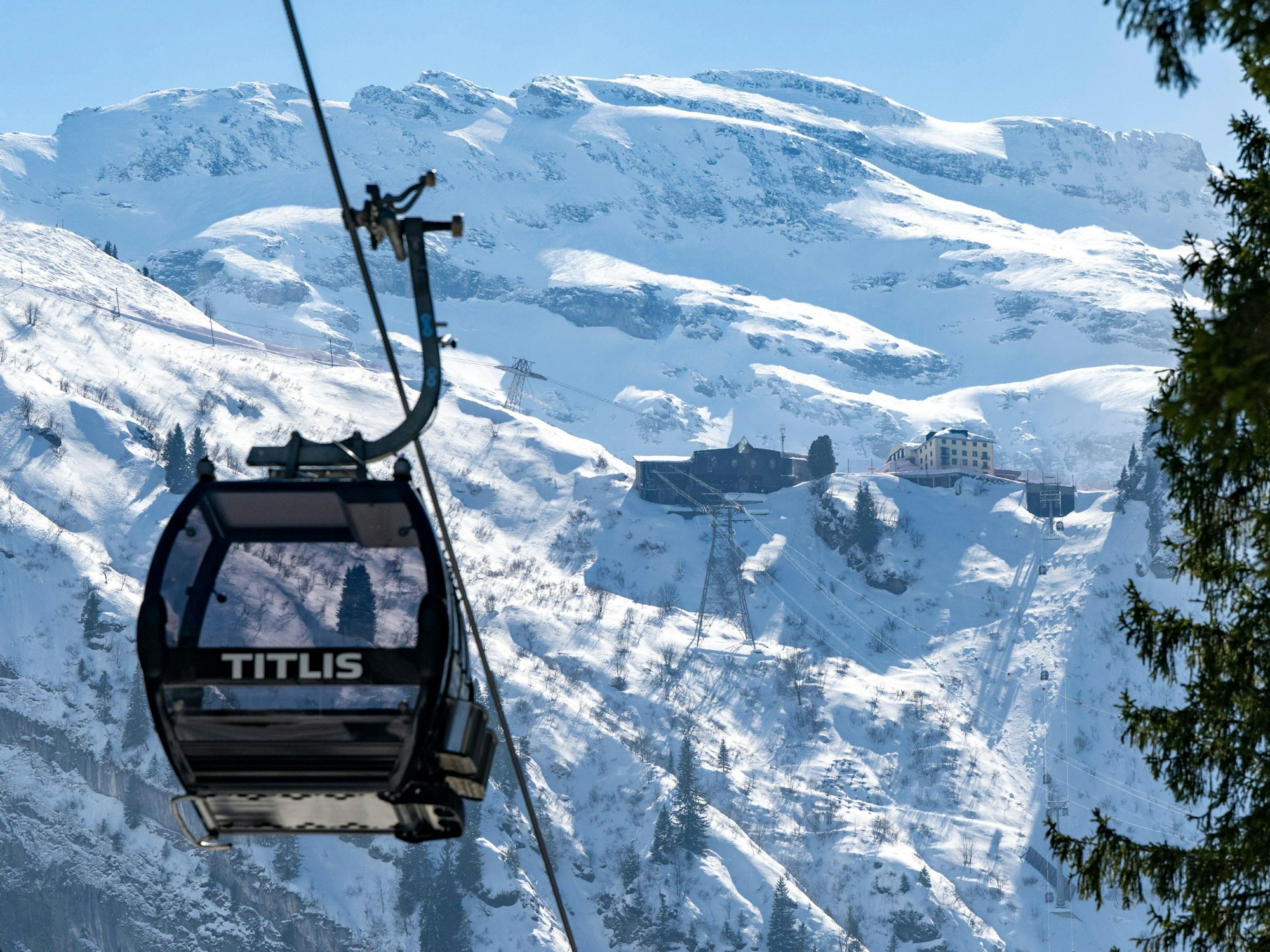 Eine Gondel der Gondelbahn Titlis Xpress Engelberg-Trübsee ist auf der Gerschnialp zu sehen. Im Schweizer Skigebiet Engelberg ist eine Gondel abgestürzt.