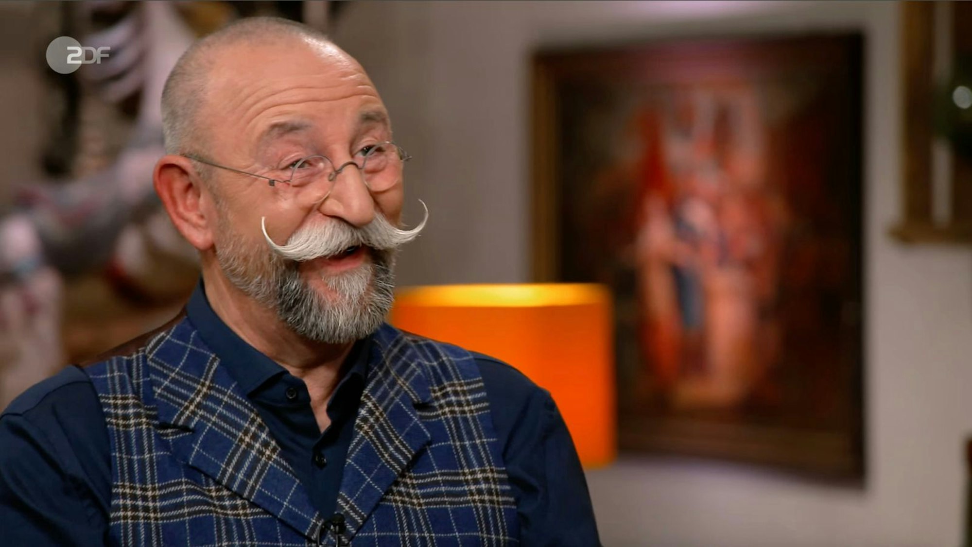 In der Mittwochsausgabe von „Bares für Rares“ (ZDF) sorgten skurrile Promi-Köpfe aus Plastik für Unterhaltung. (Bild: ZDF)