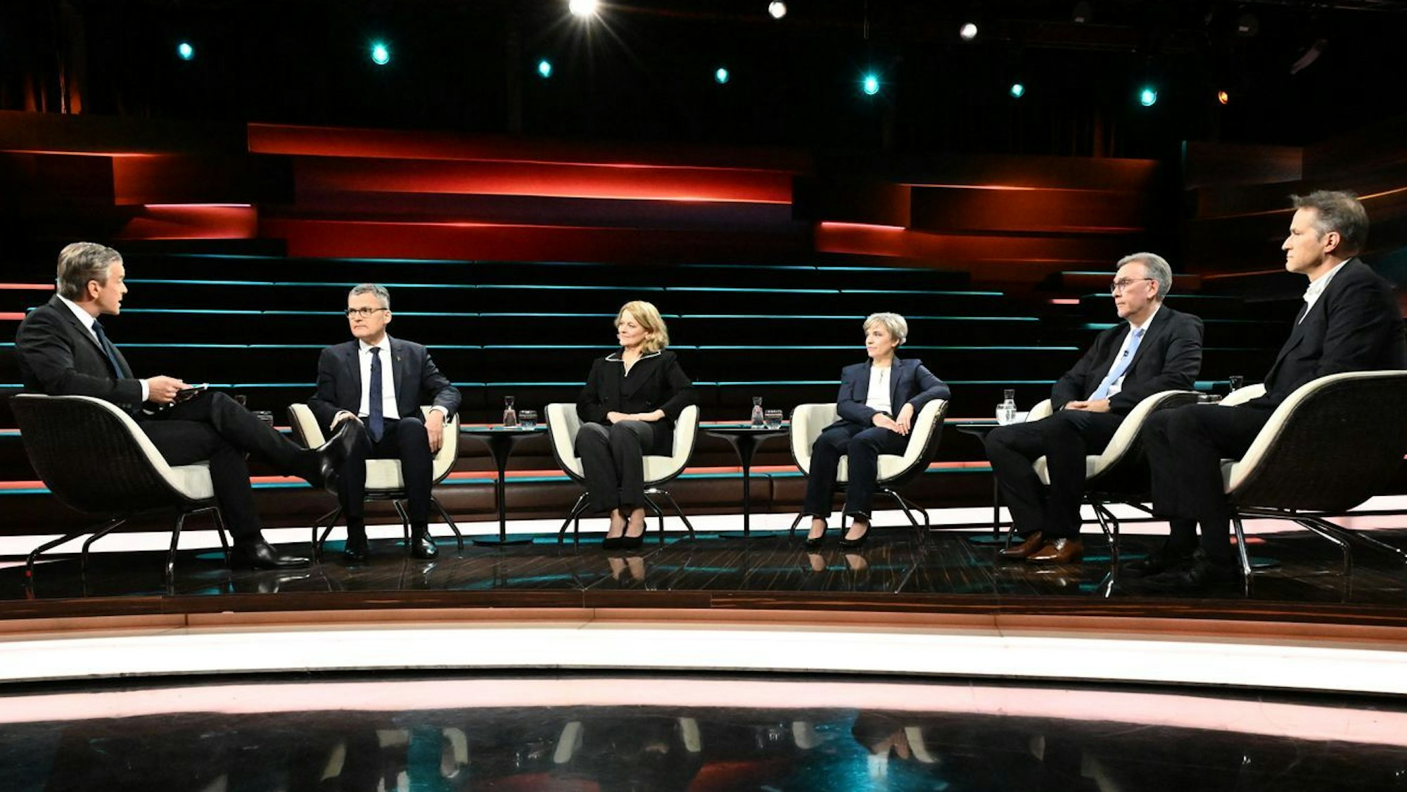 Markus Lanz (links) diskutierte am Dienstagabend mit CDU-Politiker Roderich Kiesewetter (zweiter von links), Journalistin Kristina Dunz (dritte von links), Politologin Bente Scheller (dritte von rechts), Sicherheitsexperte Frank Umbach (zweiter von rechts) und Migrationsexperte Gerald Knaus.