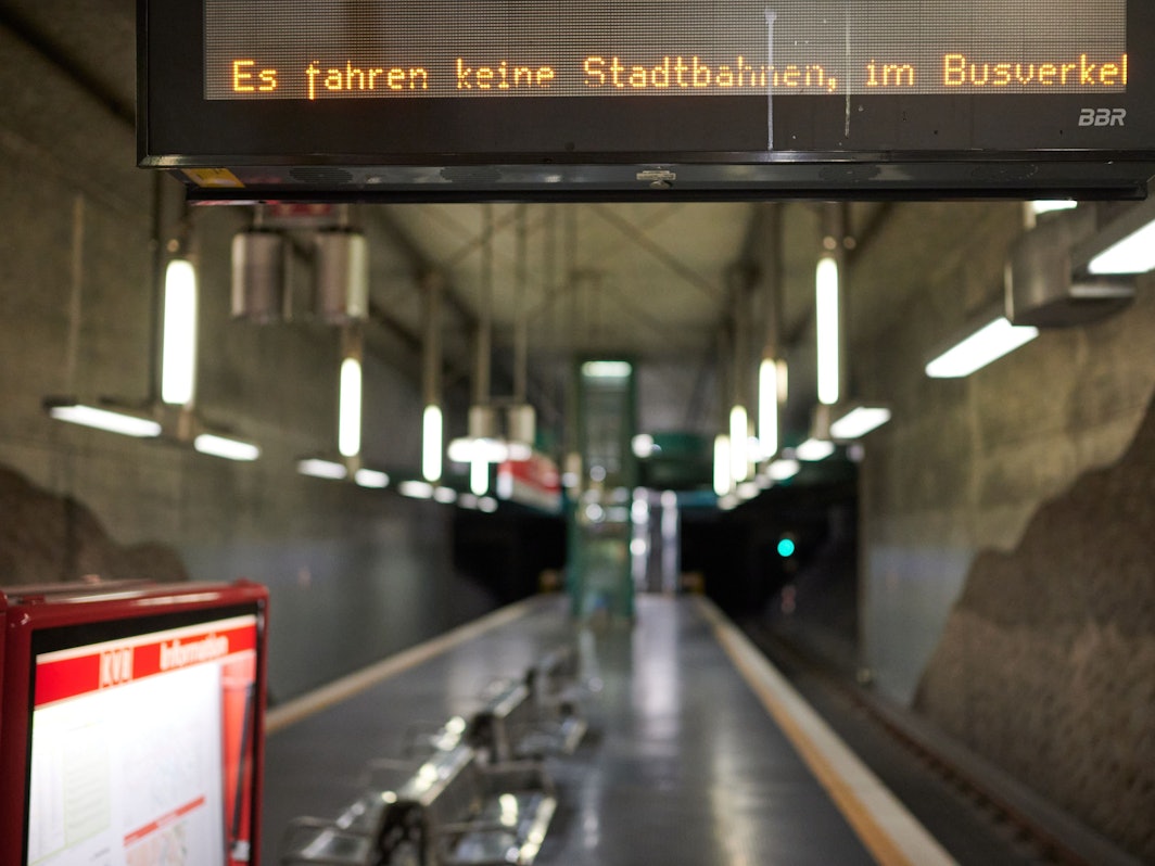 Eine Leuchttafel weist in einer U-Bahnstation der Kölner Verkehrsbetriebe (KVB) auf einen Streik hin. Durch die Landesweiten Warnstreiks im öffentlichen Personennahverkehr fallen in Köln die Fahrten der Bahn aus.