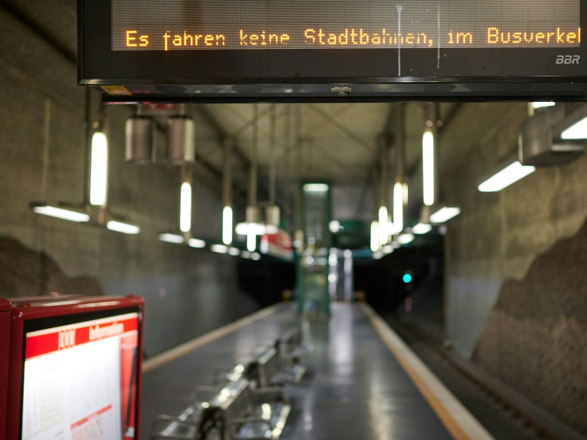 Eine Leuchttafel weist in einer U-Bahnstation der Kölner Verkehrsbetriebe (KVB) auf einen Streik hin. Durch die Landesweiten Warnstreiks im öffentlichen Personennahverkehr fallen in Köln die Fahrten der Bahn aus.