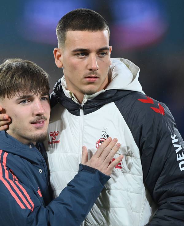 Lennart Karl (FC Bayern München, links) nimmt Said El Mala (1. FC Köln) in den Arm.
