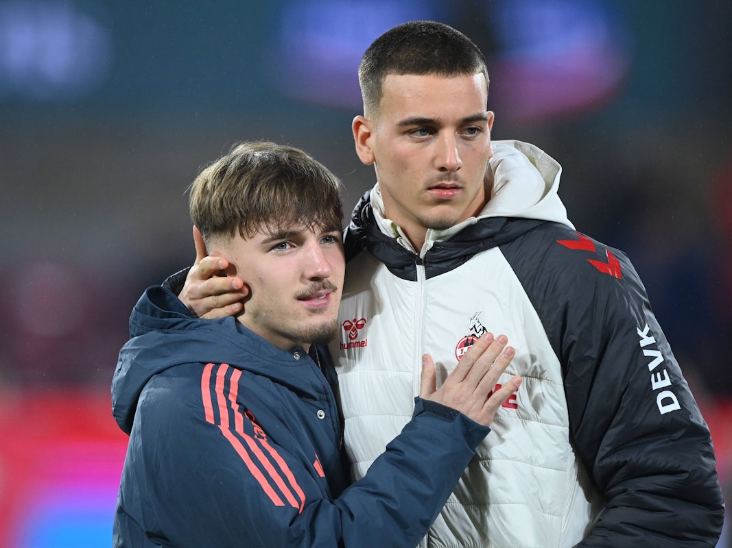 Said El Mala und Lennart Karl begrüßen sich vor dem Spiel des 1. FC Köln gegen den FC Bayern.