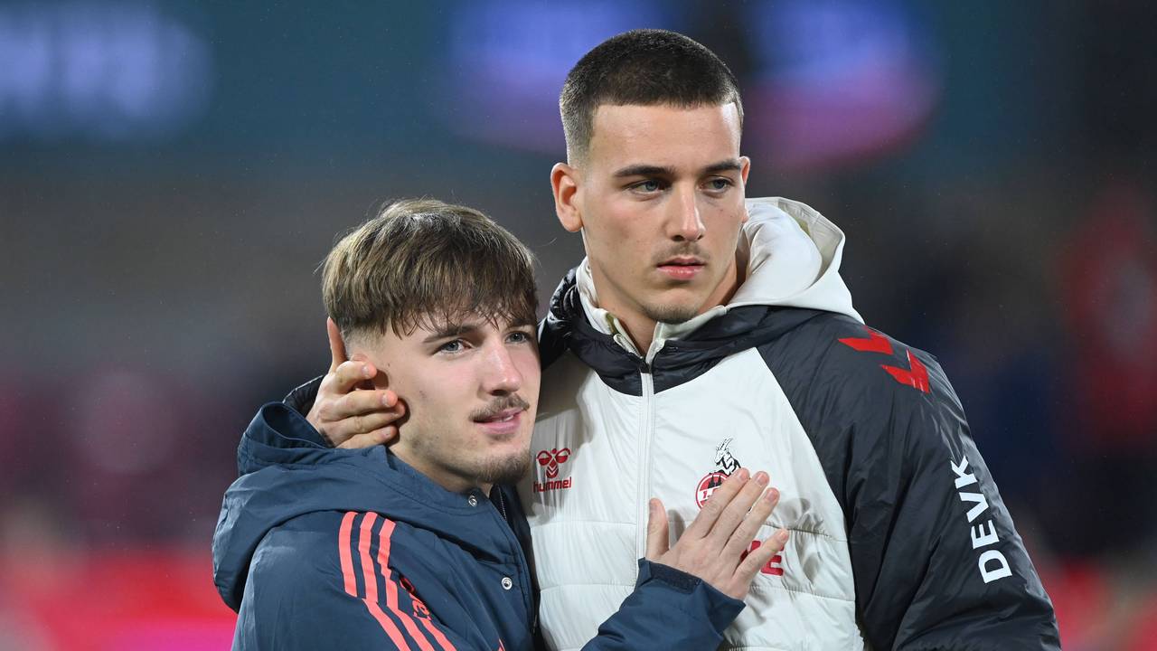 Lennart Karl (FC Bayern München, links) nimmt Said El Mala (1. FC Köln) in den Arm.