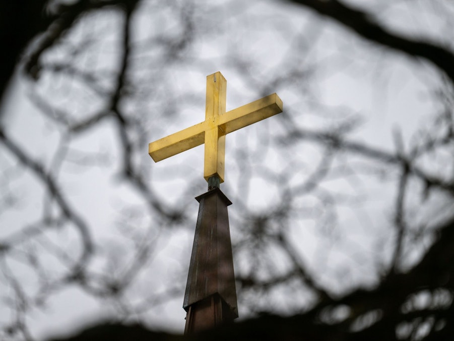 Goldenes Kreuz auf dem Kirchturm