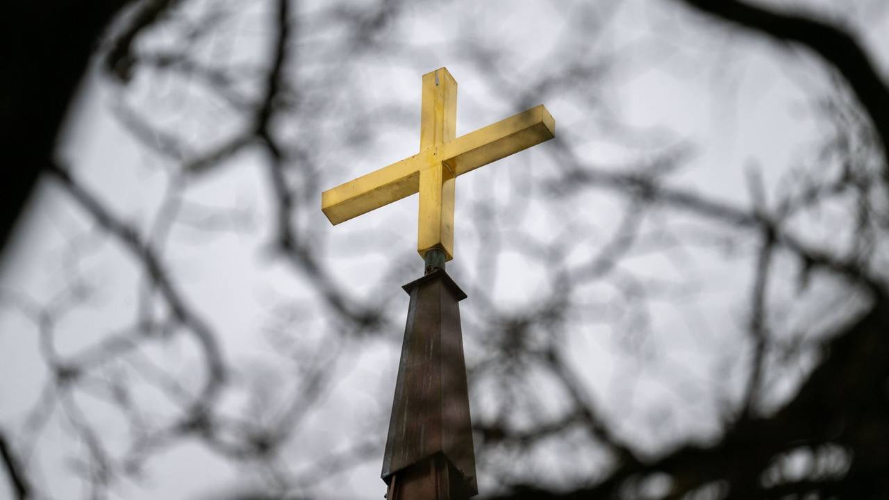 Goldenes Kreuz auf dem Kirchturm