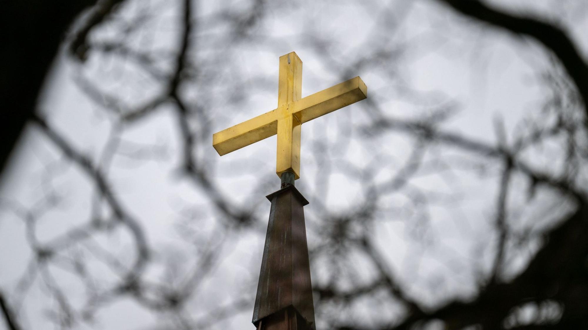 Goldenes Kreuz auf dem Kirchturm