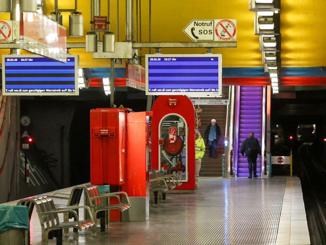 28.02.2026: Leere U-Bahnhaltestelle am Rochusplatz in Bickendorf.Aufgrund des Warnstreiks im Öffentlichen Personennahverkehr (ÖPNV-Warnstreik) fahren ganztägig weder Busse noch Stadtbahnen der Kölner Verkehrsbetriebe (KVB). Der Betrieb soll erst wieder am Sonntagmorgen (01.03) aufgenommen worden. Foto: Martina Goyert