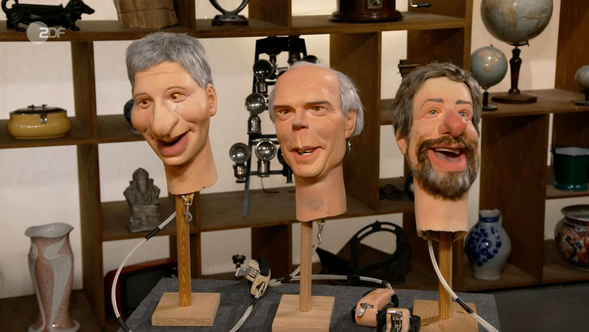 Detlev Kümmel erkannte in den Köpfen Karikaturen von Prominenten wie Richard Gere, Franz Beckenbauer und Steven Spielberg. (Bild: ZDF)