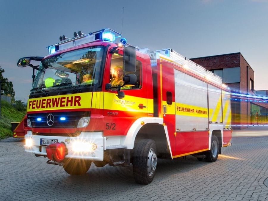 Ein Feuerwehrmann in voller Montur, das Visier seines Helms ist beschlagen.